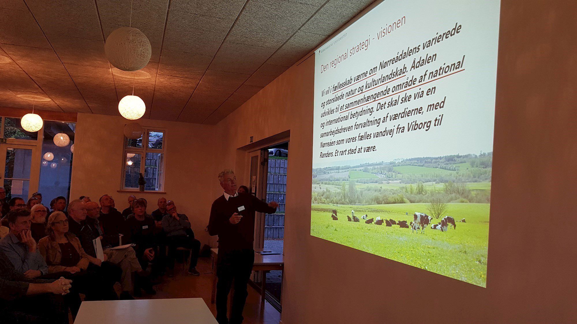 En slide vist på en væg til et møde