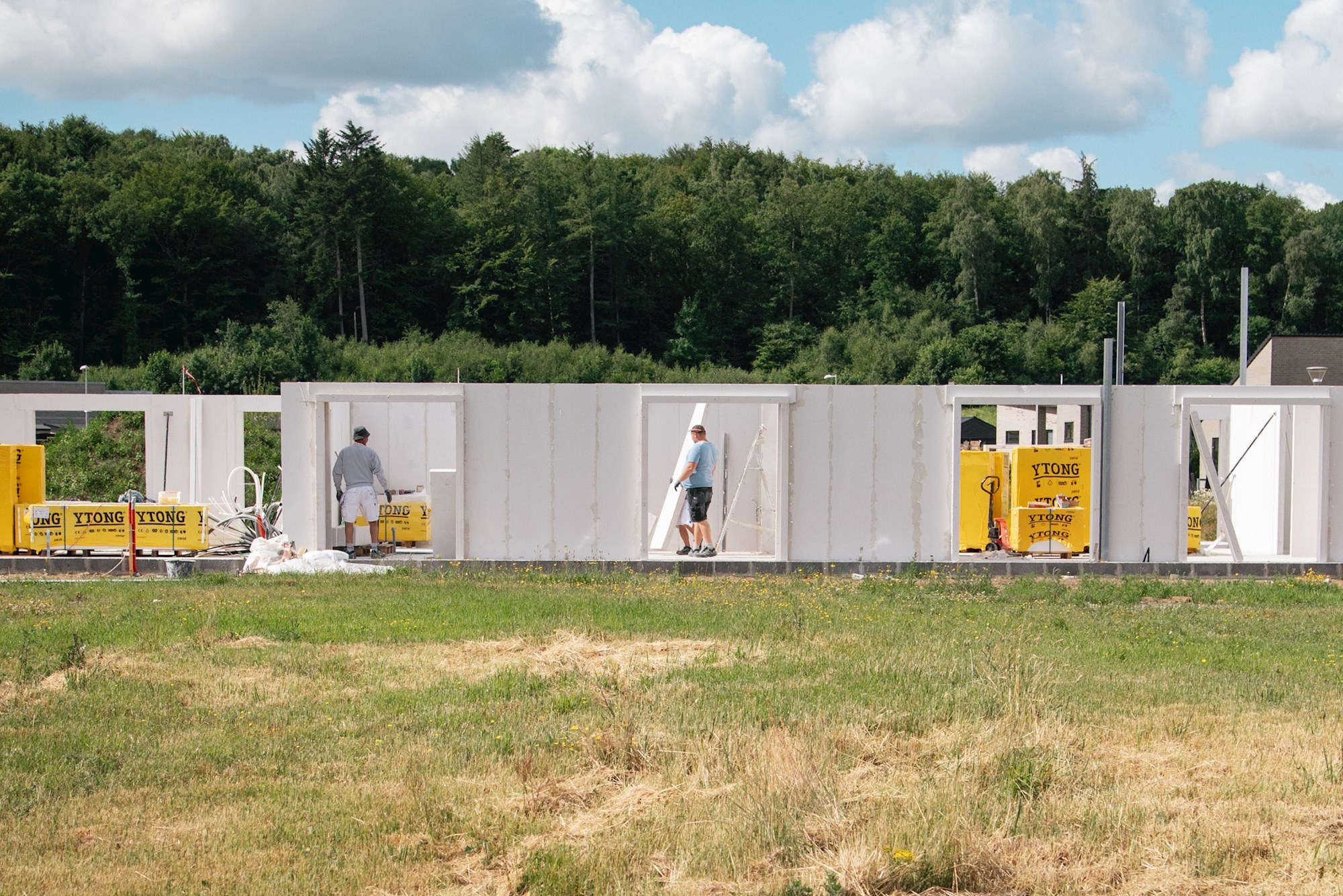 Påbegyndt byggeri. Sokkel og yderplader. Arnbjerg.