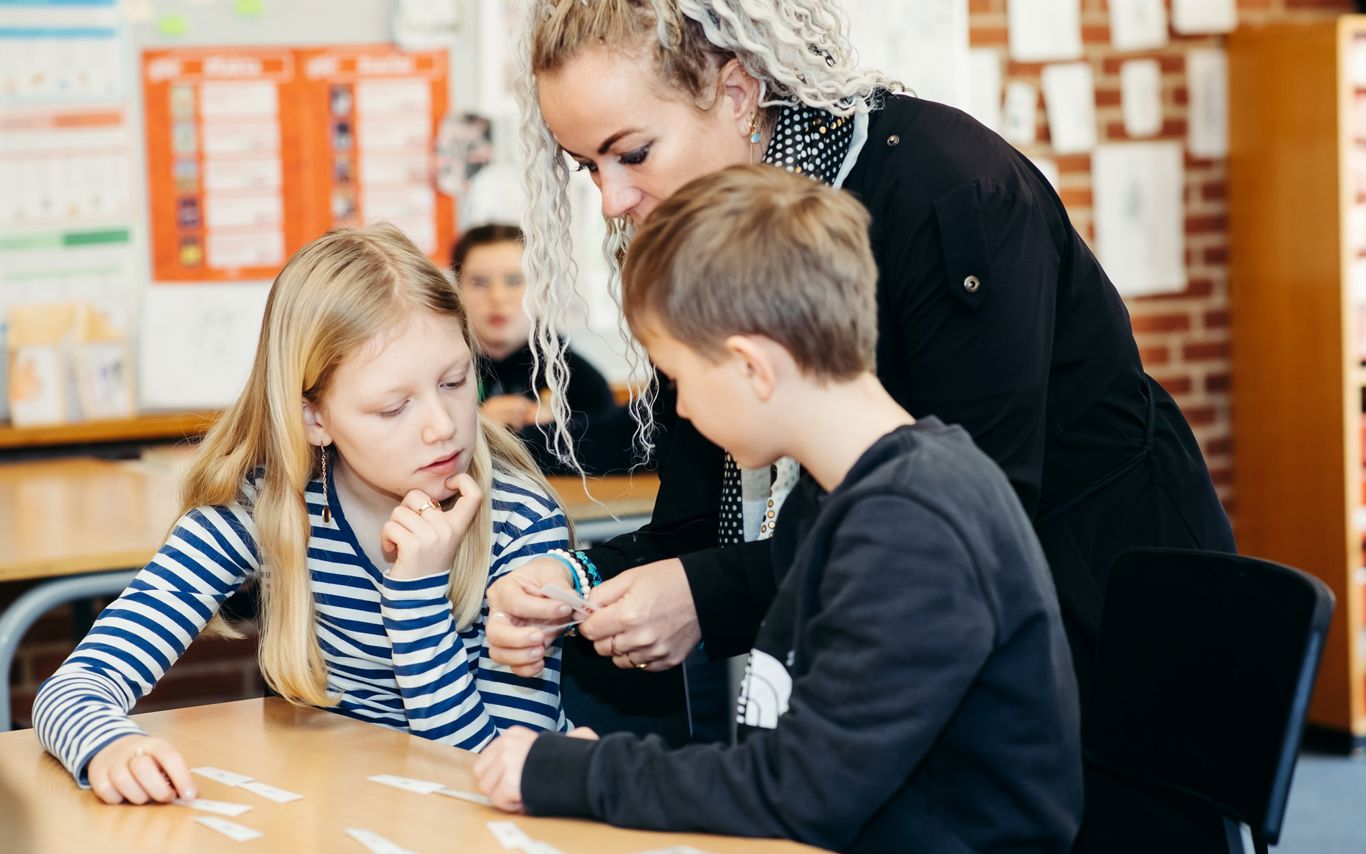 Lærer, der taler med elev