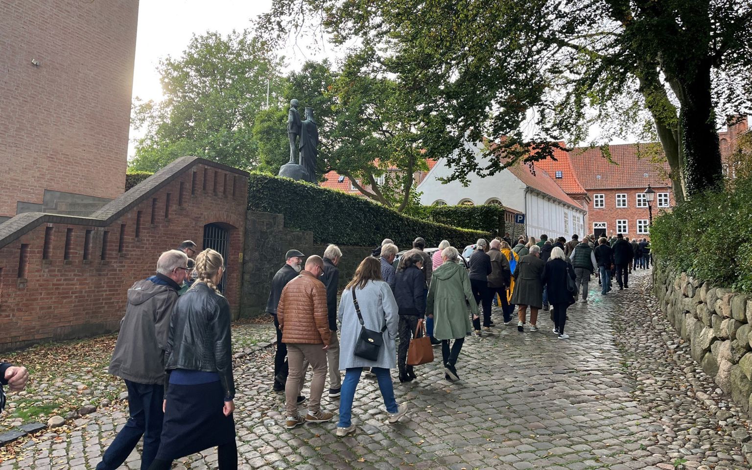 En gruppe voksne personer følger en guide på Grå Brødre Kirkestræde