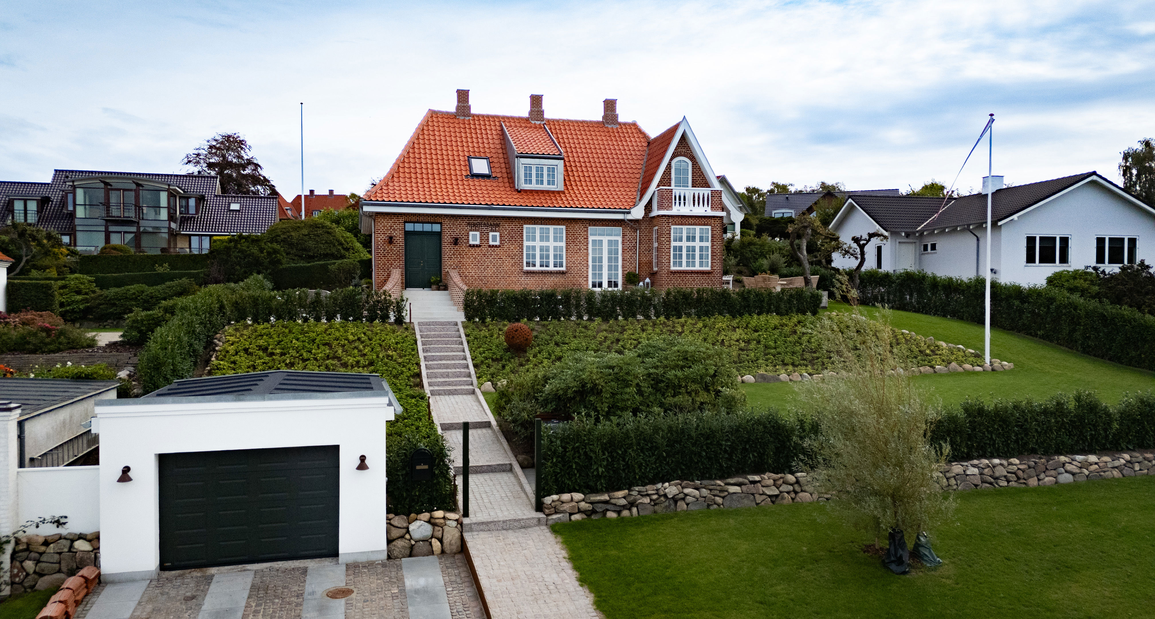 Huset og haven set forfra