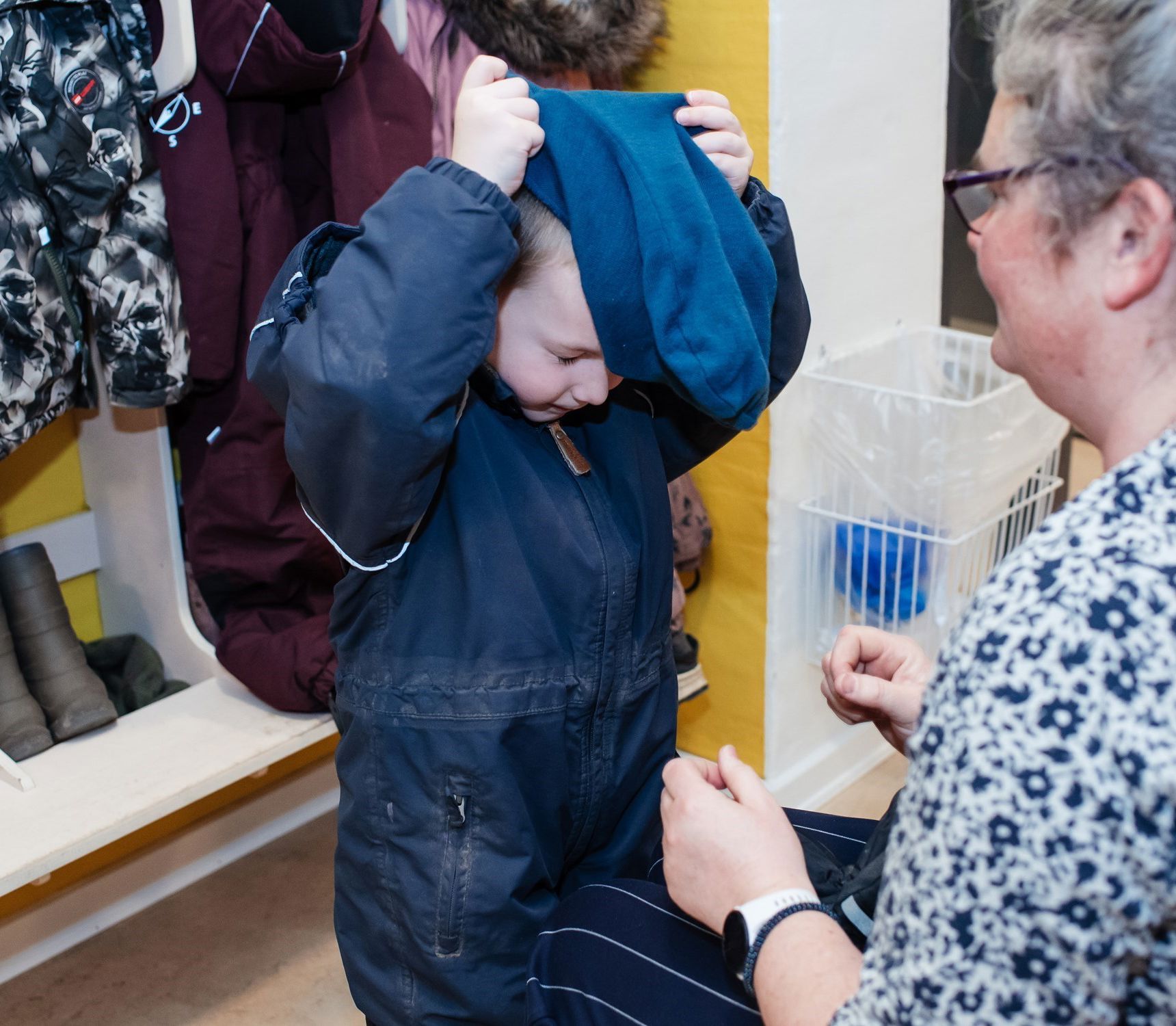 Barn, der tager overtøj på i garderobe