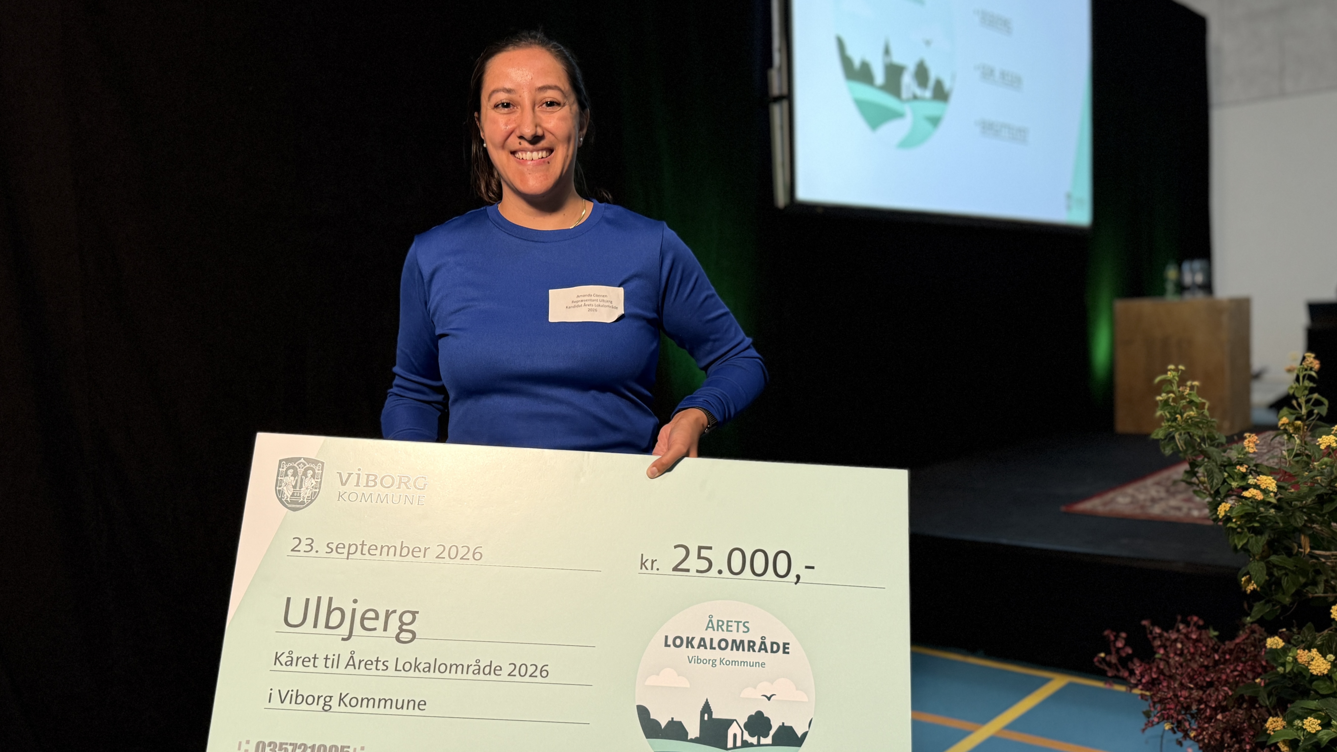 Amanda Coenen modtager checken på vegne af Ulbjerg