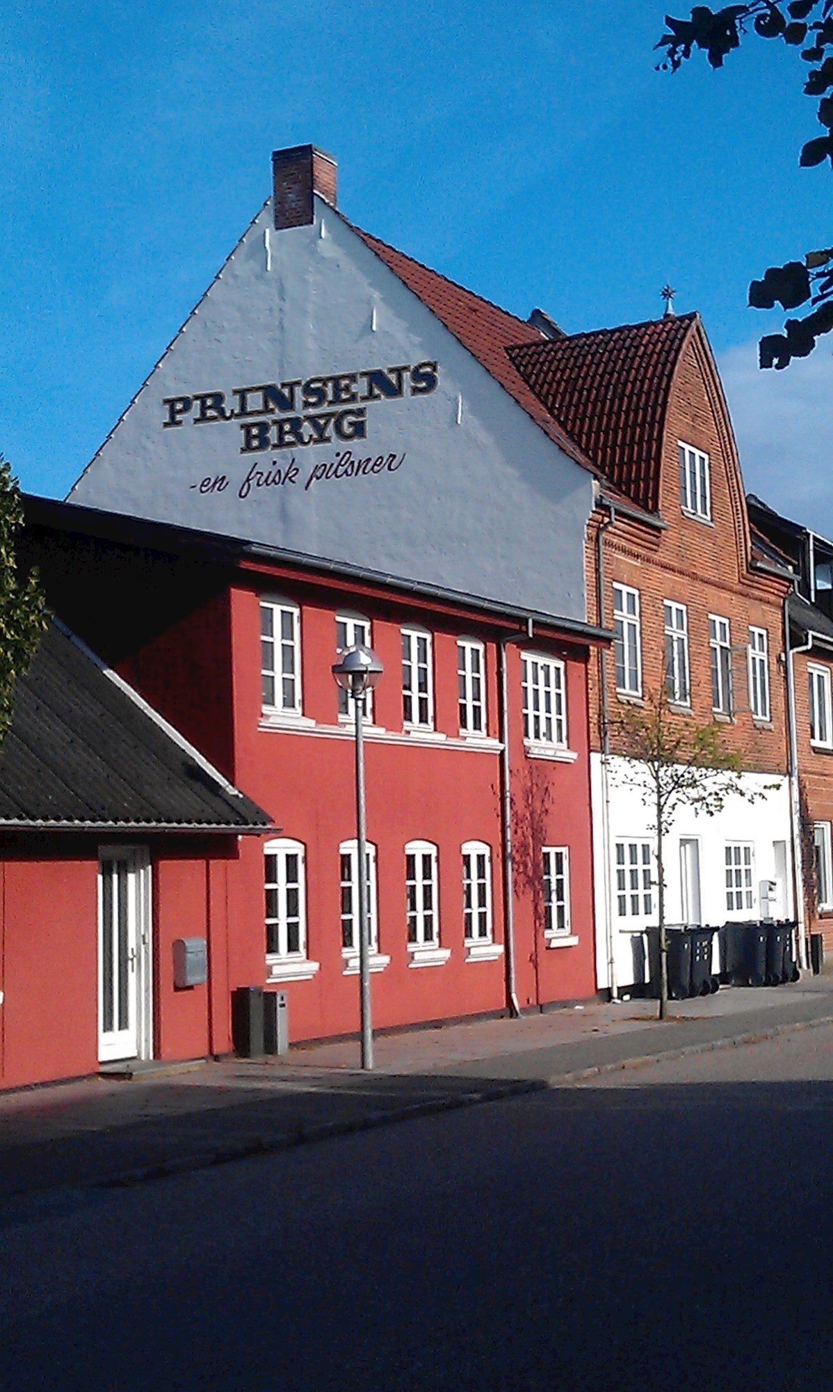 Gavlmaleri hvor der står: Prinsens Bryg - en frisk pilsner