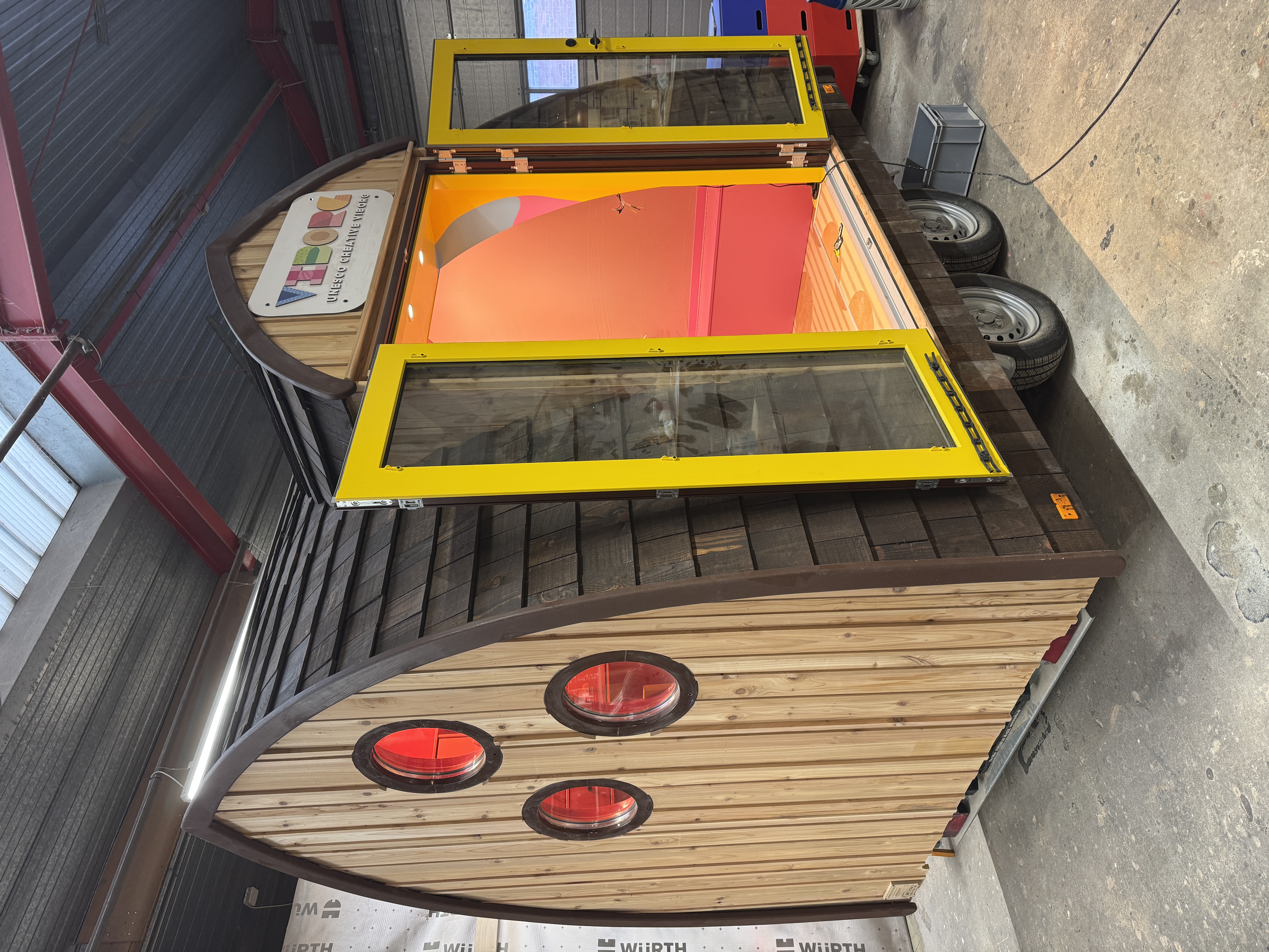 Aktivitetshuset set udefra, hvor det nærmest ligner en lille hytte i en skov.