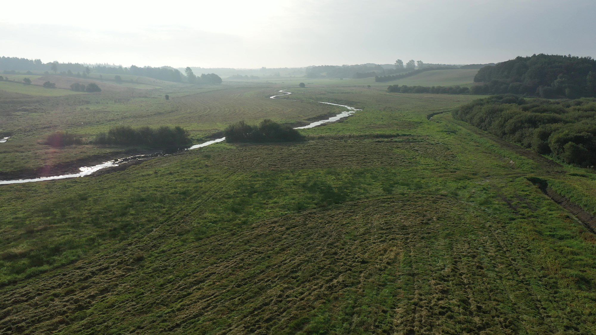 Luftfoto af mark og vandløb
